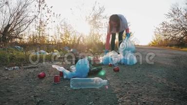 志愿者妇女捡起垃圾和塑料，用垃圾袋清洁公园。 人和生态。 环境